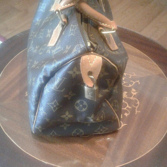 Louis Vuitton - Picture 2 of 4